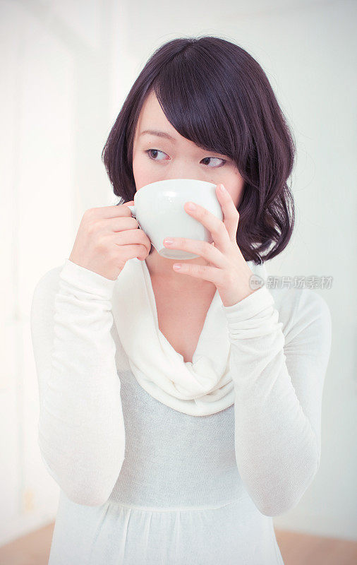 Young Asian Woman with a Mug重复图片